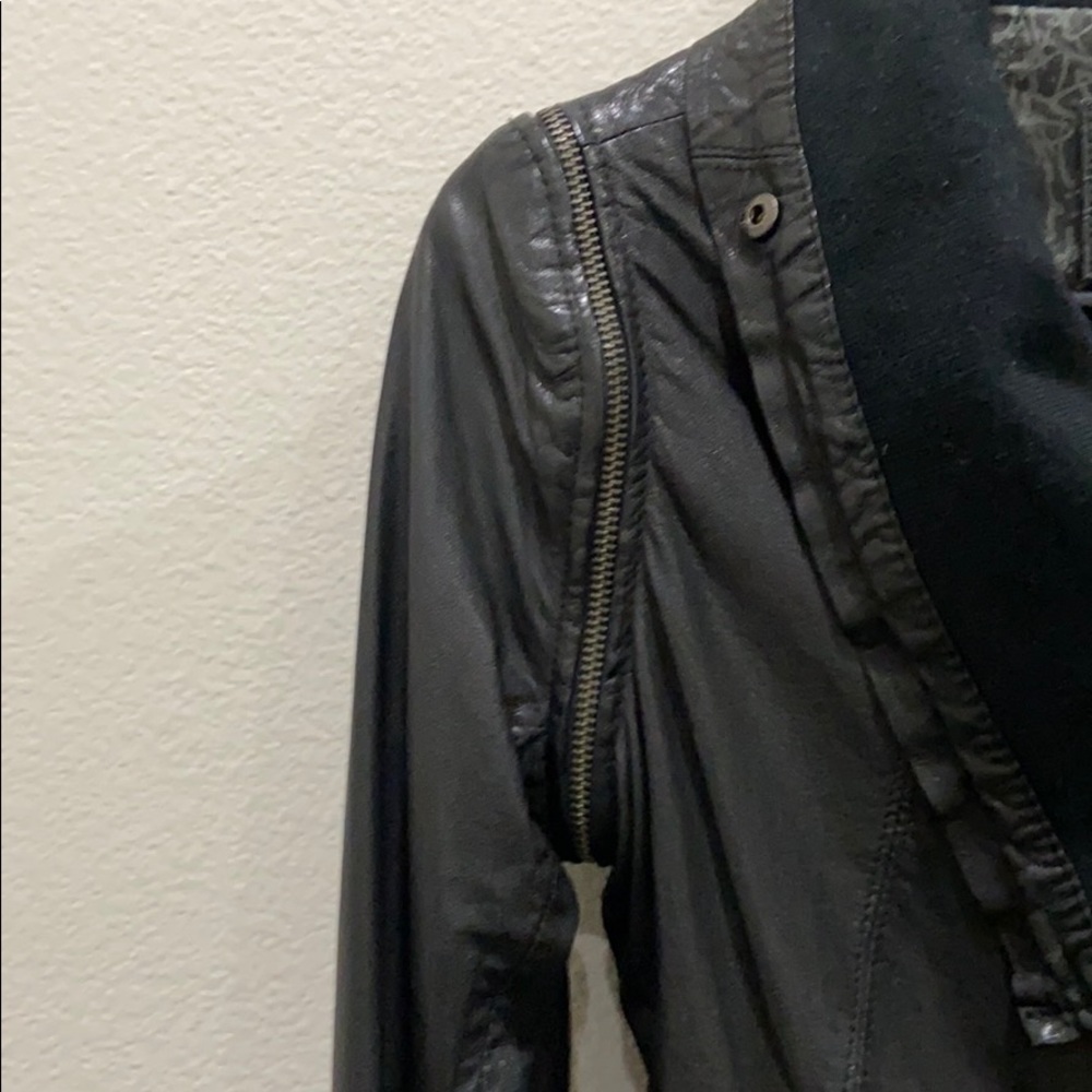 Line leather jacket - Picture 6 of 8